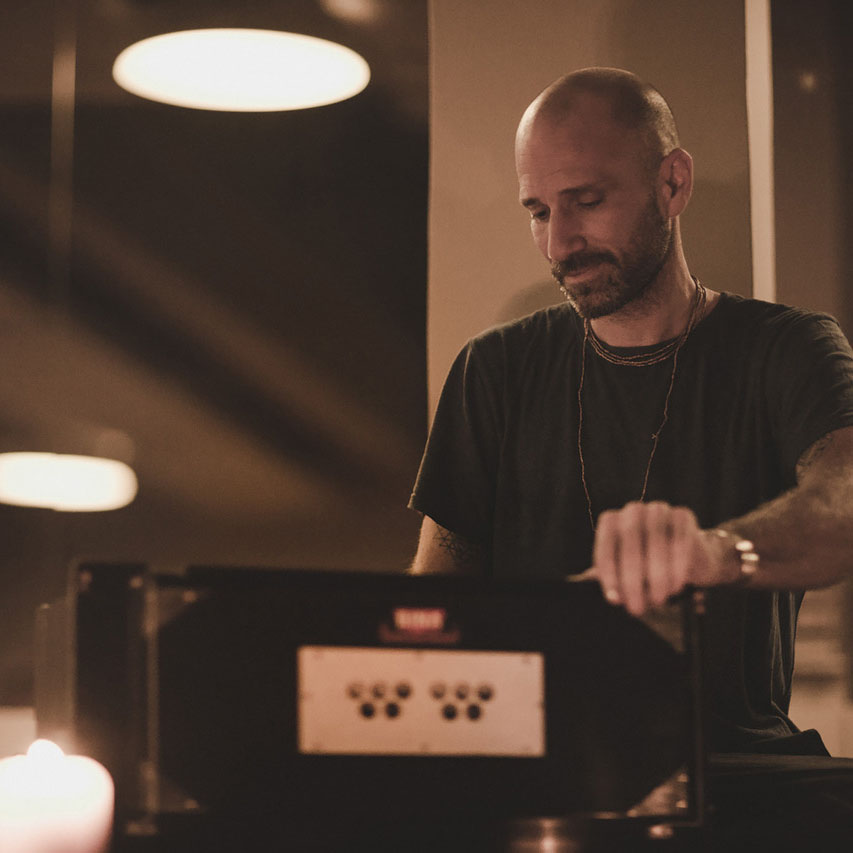 Mittelweg: Roots Community Kirtan mit Petros Haffenrichter